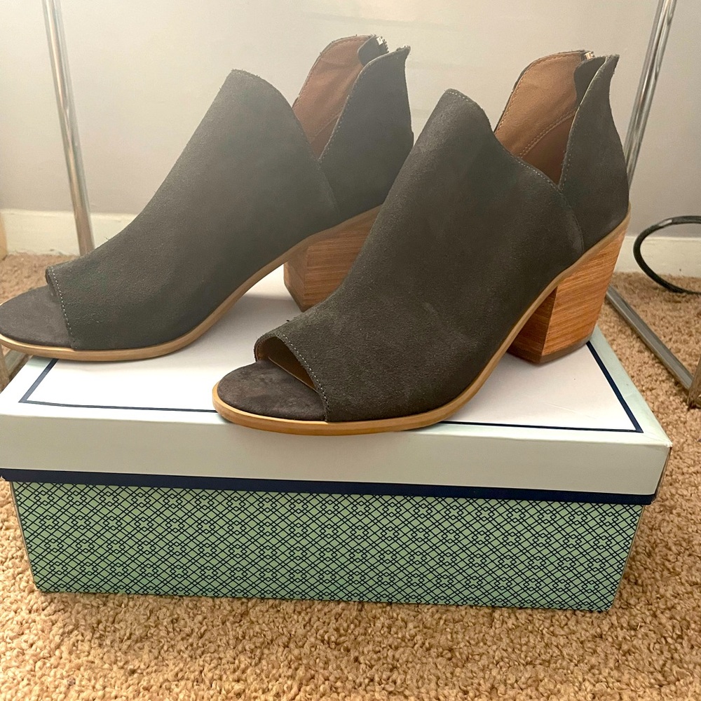 Brand new Grey Womens peep toe booties size 9 with box